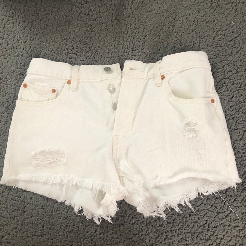 White jean Levi shorts